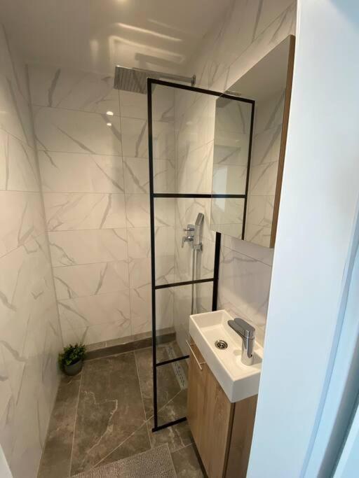 Nisay Home - 3 Room Apartment - A1 Лудвигсбург Екстериор снимка